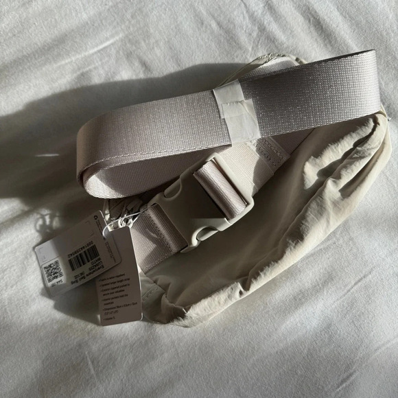 🆕 Lululemon Everywhere Belt Bag White Opal - Picture 5 of 7